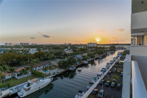 Condo in North Miami, Florida, 1 bedroom № 1999603 - photo 2