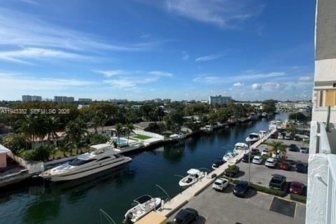 Condo in North Miami, Florida, 1 bedroom № 1999603 - photo 16