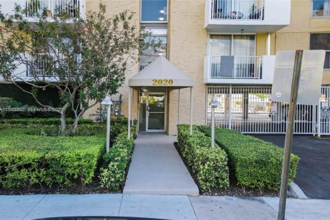 Condo in North Miami, Florida, 1 bedroom № 1999603 - photo 20