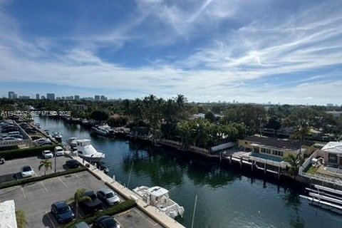 Condo in North Miami, Florida, 1 bedroom № 1999603 - photo 17