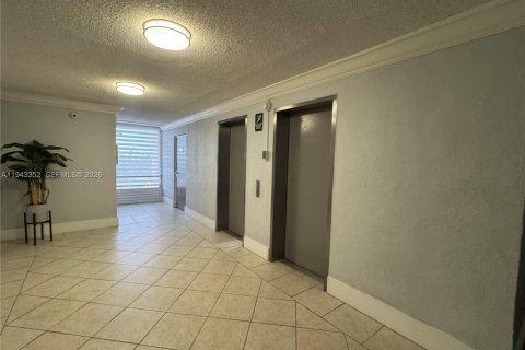 Condo in North Miami, Florida, 1 bedroom № 1999603 - photo 28