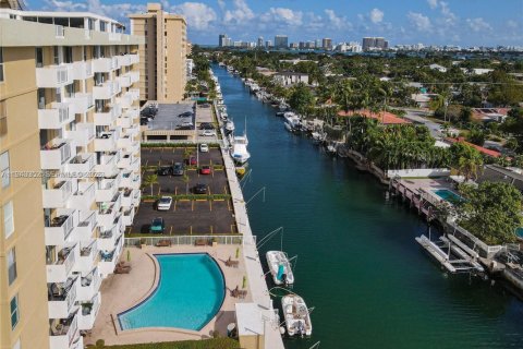 Condo in North Miami, Florida, 1 bedroom № 1999603 - photo 24
