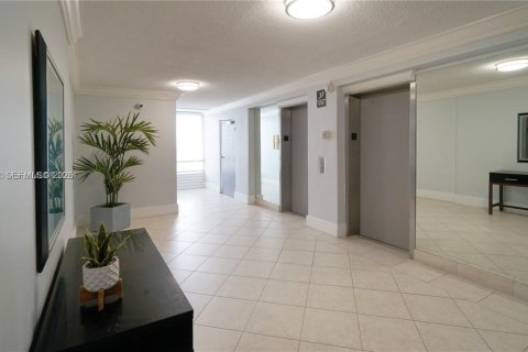 Condo in North Miami, Florida, 1 bedroom № 1999603 - photo 19