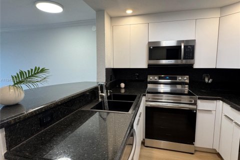 Condo in North Miami, Florida, 1 bedroom № 1999603 - photo 5