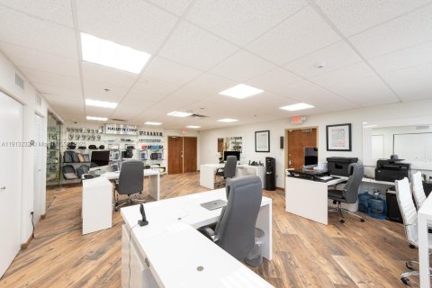 Commercial property in Miami, Florida № 2077493 - photo 5