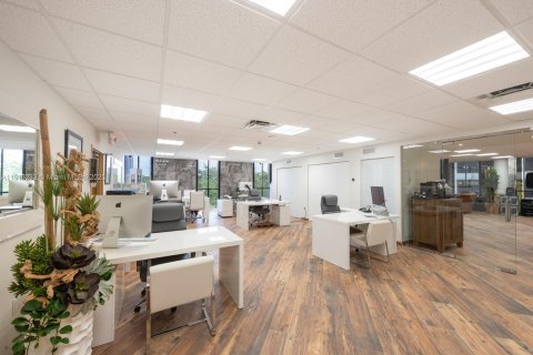 Commercial property in Miami, Florida № 2077493 - photo 2
