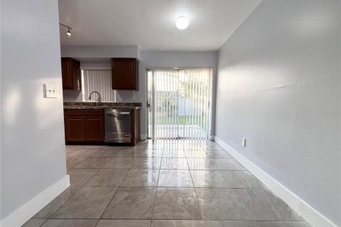 House in Orlando, Florida 4 bedrooms, 116.31 sq.m. № 2196196 - photo 10