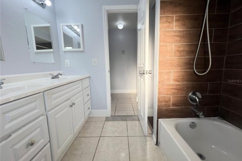 House in Orlando, Florida 4 bedrooms, 116.31 sq.m. № 2196196 - photo 21