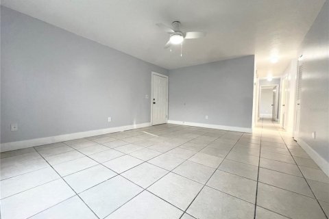 House in Orlando, Florida 4 bedrooms, 116.31 sq.m. № 2196196 - photo 14