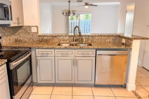 Townhouse in Fort Lauderdale, Florida 2 bedrooms № 1967846 - photo 6