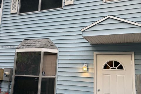 Townhouse in Fort Lauderdale, Florida 2 bedrooms № 1967846 - photo 1