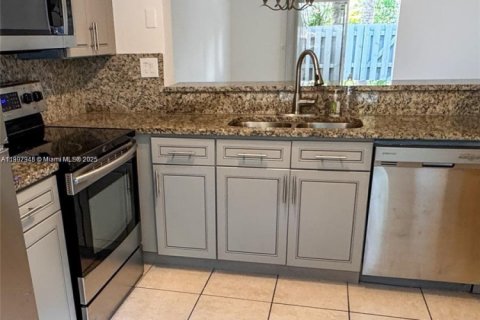 Townhouse in Fort Lauderdale, Florida 2 bedrooms № 1967846 - photo 7