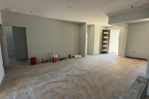 House in Sebring, Florida 4 bedrooms, 168.25 sq.m. № 2394078 - photo 4