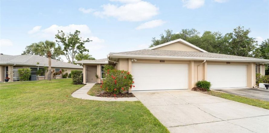 House in Sarasota, Florida 2 bedrooms, 148.74 sq.m. № 1622454