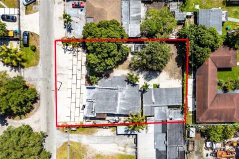 Commercial property in Miami, Florida 403.1 sq.m. № 2089545 - photo 6