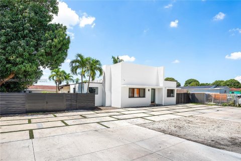 Commercial property in Miami, Florida 403.1 sq.m. № 2089545 - photo 3