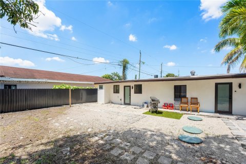 Commercial property in Miami, Florida 403.1 sq.m. № 2089545 - photo 4