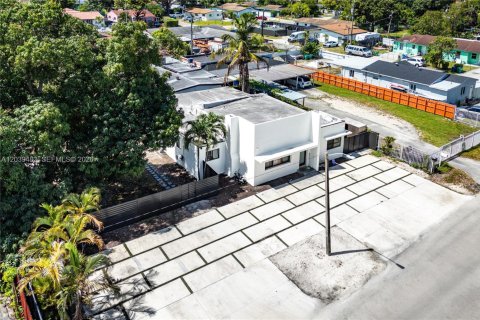 Commercial property in Miami, Florida 403.1 sq.m. № 2089545 - photo 15