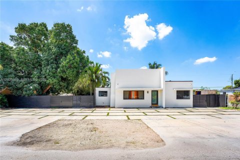 Commercial property in Miami, Florida 403.1 sq.m. № 2089545 - photo 2