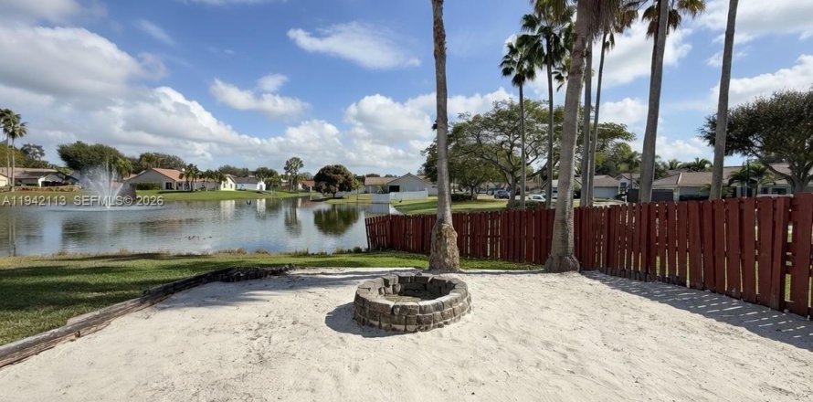 Villa ou maison à Davie, Floride 4 chambres, 200.02 m2 № 1999201