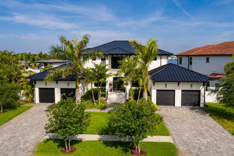 Casa en venta en Saint Petersburg, Florida, 4 dormitorios, 381.92 m2 № 1735196 - foto 1