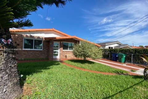 Villa ou maison à louer à Miami, Floride: 3 chambres, 141.86 m2 № 1946639 - photo 1