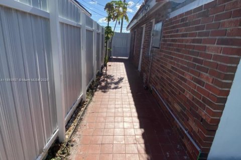 Villa ou maison à louer à Miami, Floride: 3 chambres, 141.86 m2 № 1946639 - photo 17
