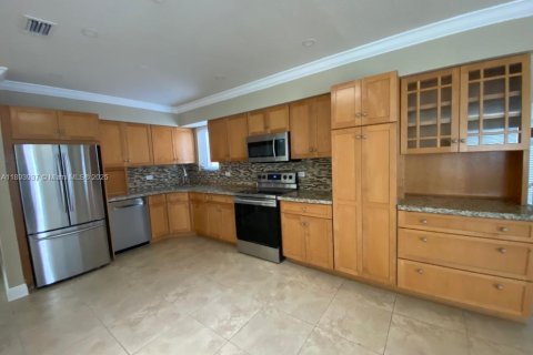 Villa ou maison à louer à Miami, Floride: 3 chambres, 141.86 m2 № 1946639 - photo 2