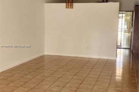 Снять в аренду виллу или дом в Майами, Флорида 3 спальни, 111.67м2, № 2028016 - фото 16