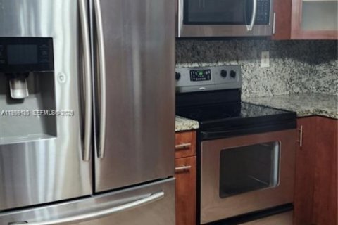 Снять в аренду виллу или дом в Майами, Флорида 3 спальни, 111.67м2, № 2028016 - фото 13