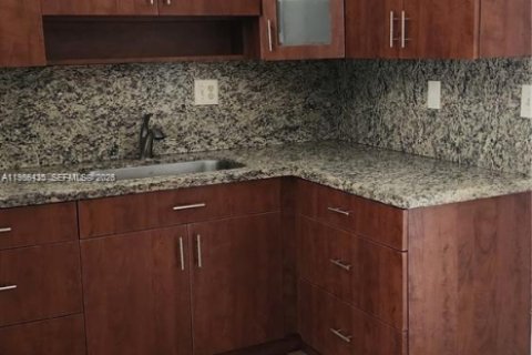 Снять в аренду виллу или дом в Майами, Флорида 3 спальни, 111.67м2, № 2028016 - фото 4