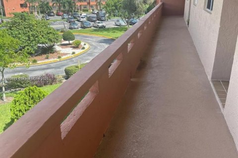 Купить кондоминиум в Тамарак, Флорида 2 спальни, 85.47м2, № 1786965 - фото 4