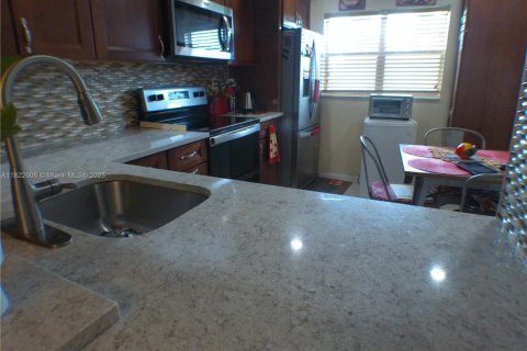 Купить кондоминиум в Тамарак, Флорида 2 спальни, 85.47м2, № 1786965 - фото 10