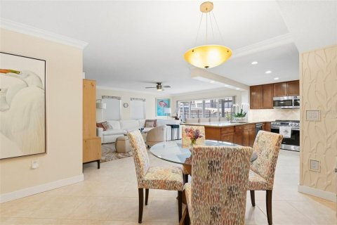 Condo in Sarasota, Florida, 2 bedrooms  № 2213931 - photo 10