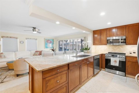 Condo in Sarasota, Florida, 2 bedrooms  № 2213931 - photo 5