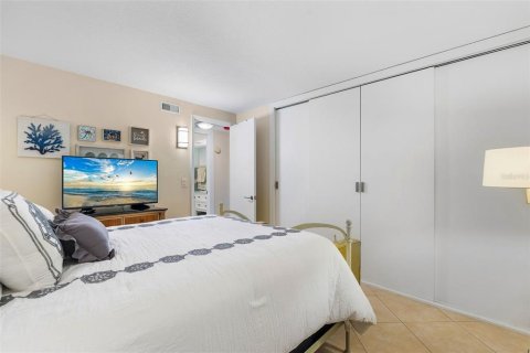 Condo in Sarasota, Florida, 2 bedrooms  № 2213931 - photo 19
