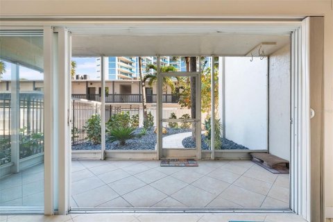 Condo in Sarasota, Florida, 2 bedrooms  № 2213931 - photo 21