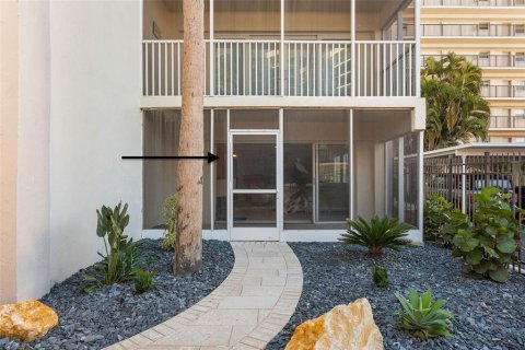 Condo in Sarasota, Florida, 2 bedrooms  № 2213931 - photo 3