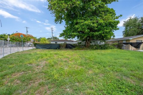 Terreno en venta en Miami, Florida № 1859165 - foto 3