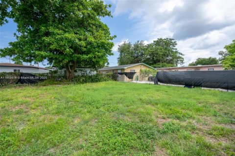 Terreno en venta en Miami, Florida № 1859165 - foto 2