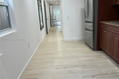 Immobilier commercial à louer à Miami, Floride: 1 chambre, 245.35 m2 № 1834220 - photo 3