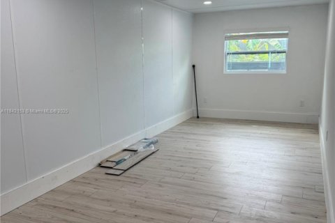 Immobilier commercial à louer à Miami, Floride: 1 chambre, 245.35 m2 № 1834220 - photo 4