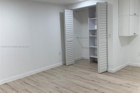 Immobilier commercial à louer à Miami, Floride: 1 chambre, 245.35 m2 № 1834220 - photo 5