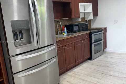 Immobilier commercial à louer à Miami, Floride: 1 chambre, 245.35 m2 № 1834220 - photo 2