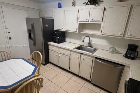 Condo in North Miami, Florida, 1 bedroom № 1991070 - photo 3