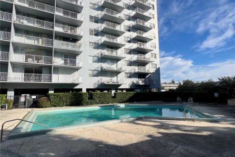 Condo in North Miami, Florida, 1 bedroom № 1991070 - photo 17