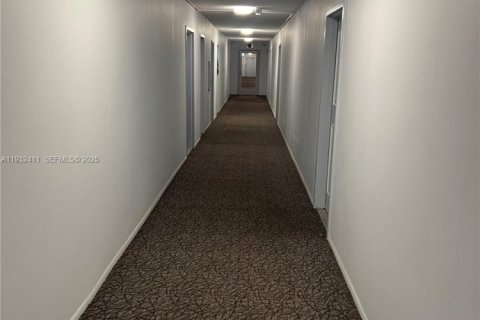 Condo in North Miami, Florida, 1 bedroom № 1991070 - photo 12