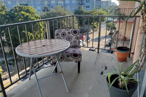 Condo in North Miami, Florida, 1 bedroom № 1991070 - photo 10