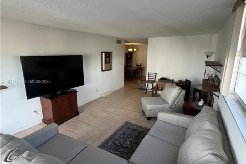 Condo in North Miami, Florida, 1 bedroom № 1991070 - photo 2