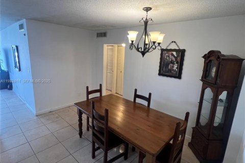 Condo in North Miami, Florida, 1 bedroom № 1991070 - photo 4